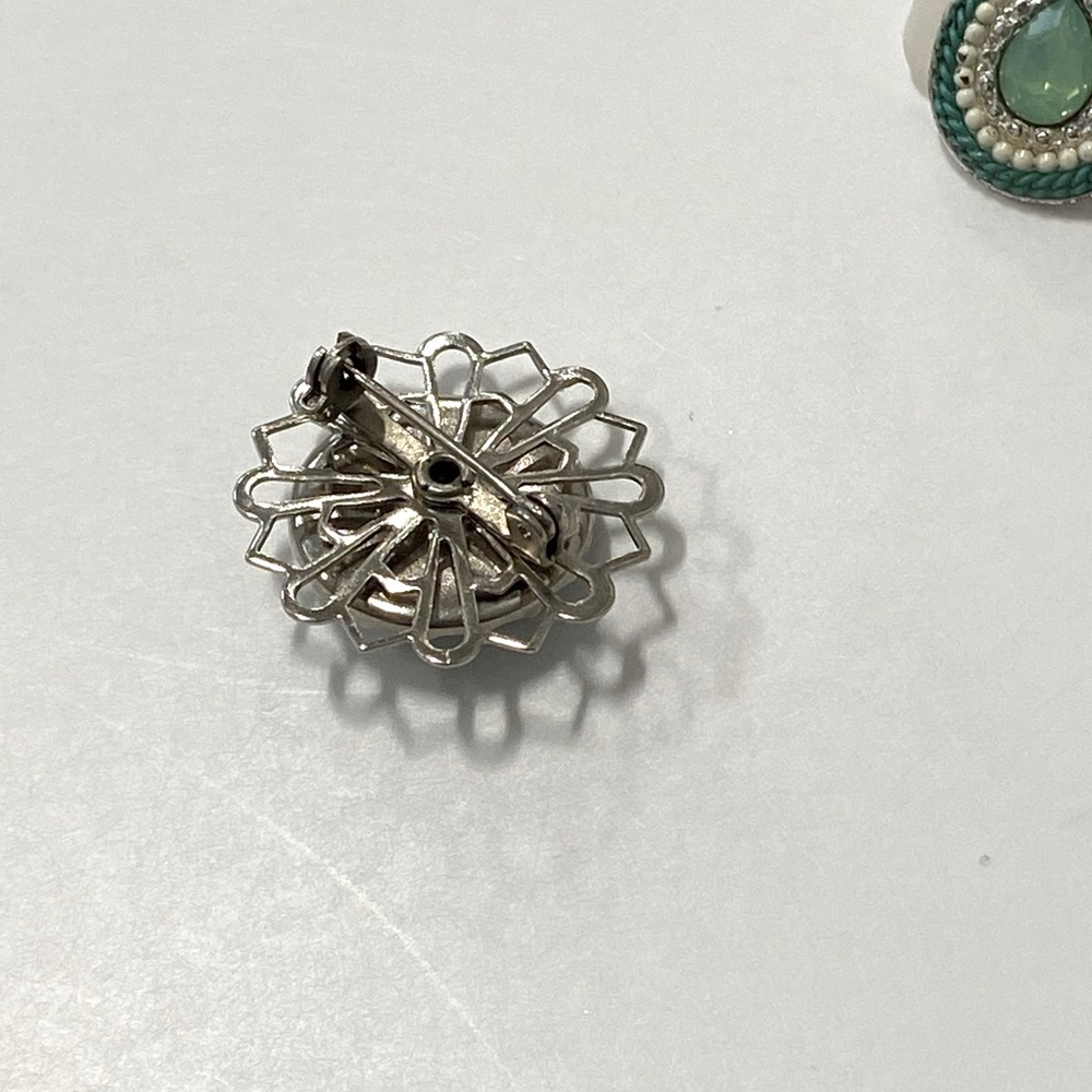 BROOCH AND TEARDROP EARRING 2 piece Set Teal Green, White and Silver Tone Pin - Picture 4 of 5